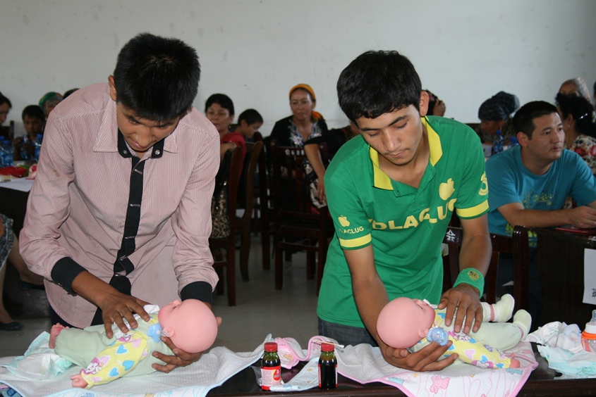 儿童代表参加新生儿护理的培训