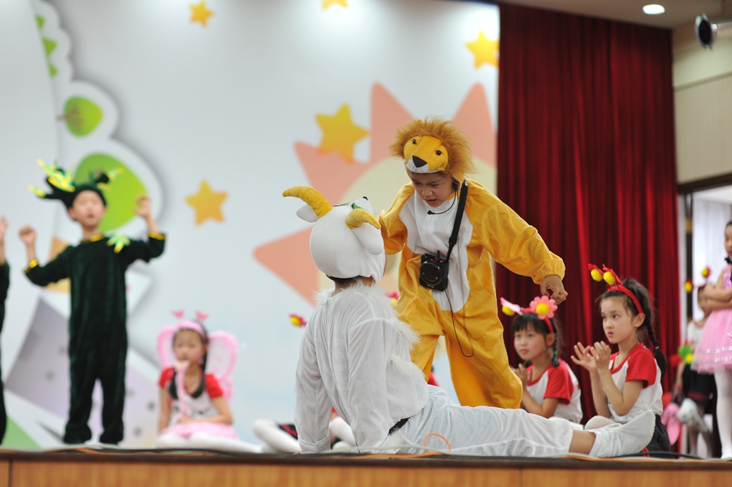 孩子们在表演《狮子和山羊的故事》