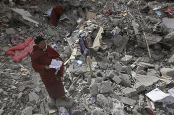 藏族男孩站在瓦砾中